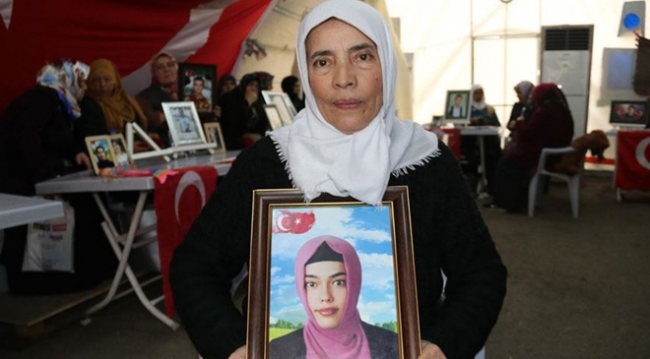 Kızı Fadime için oturma eylemine katılan annelerden Hatice Levent, duygularını anlattı. Fotoğraf: AA